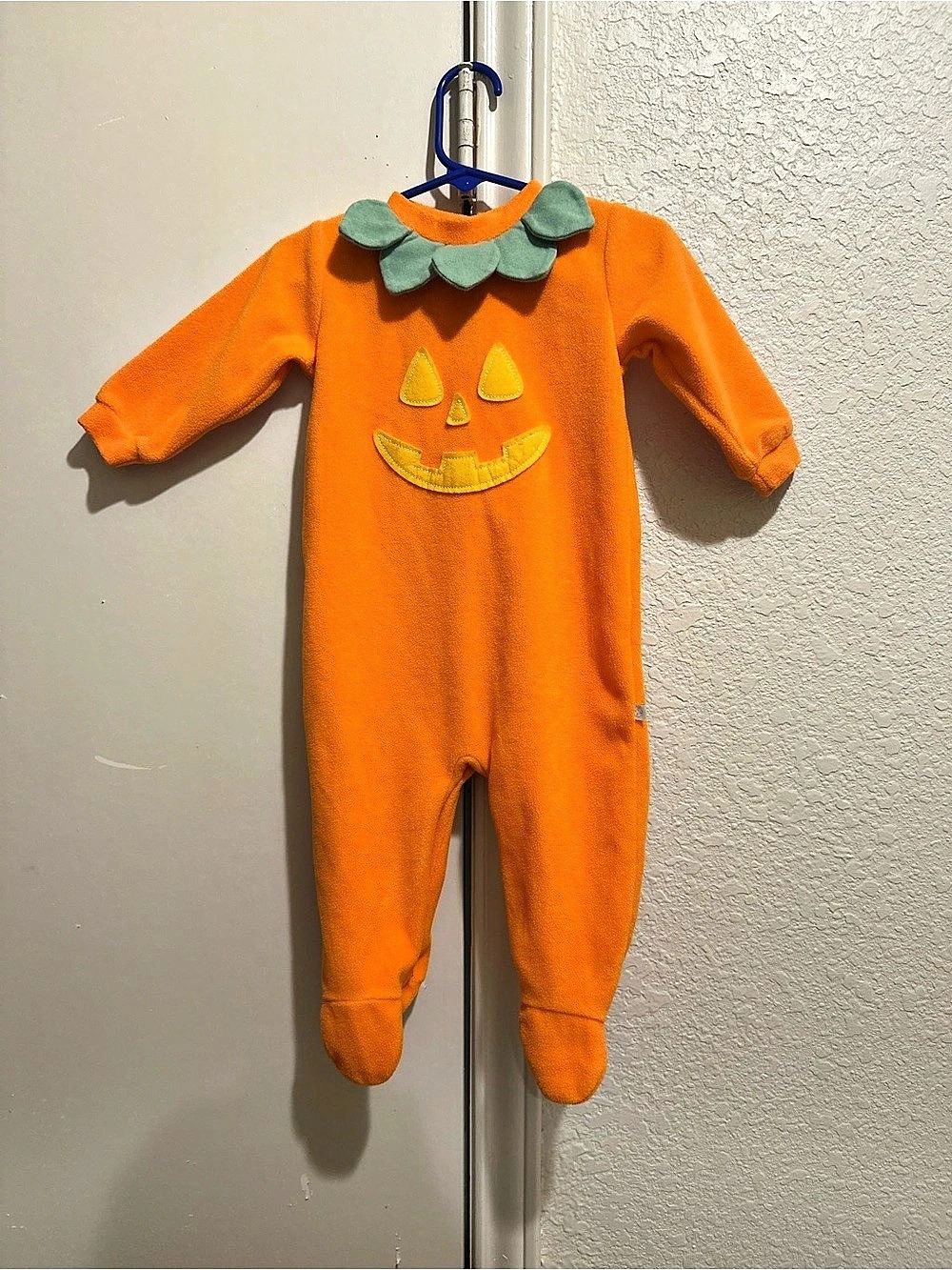 OshKosh B'gosh Pumpkin footie with hat Baby Large (6/9)